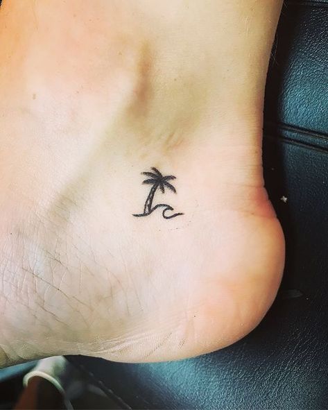 Tattoo Placements, Wellen Tattoo, Friend Tattoos Small, Minimalistic Tattoo, 10 Tattoo, Small Palm Trees, Small Shoulder Tattoos, Ankle Tattoo Small, Wave Tattoo