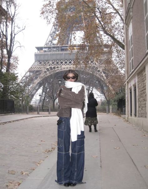 Outfits For Eiffel Tower, European Woman Aesthetic, Amsterdam Travel Winter, Poses With Eiffel Tower, Paris Aesthetic Pictures Ideas, Paris Instagram Pictures Aesthetic, Trip To Paris Aesthetic, Paris Winter Photo Ideas, Trip To Paris Outfits