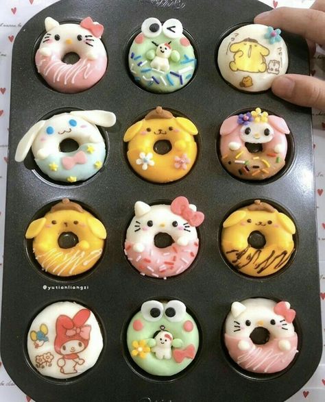 #cute Donut Decorating Ideas, Kawaii Dessert, Kawaii Cooking, Cute Donuts, Cute Baking, Tanah Liat, Pet Halloween Costumes, Cute Snacks, Hello Kitty Birthday