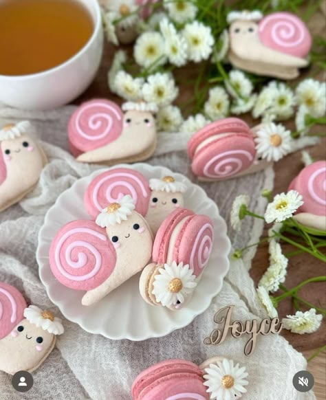 Snail Macarons, Snail Cookies, Snail Template, Spring Macarons, Pretty Macarons, Shaped Macarons, Macaron Ideas, Egg White Powder, Melted Candy