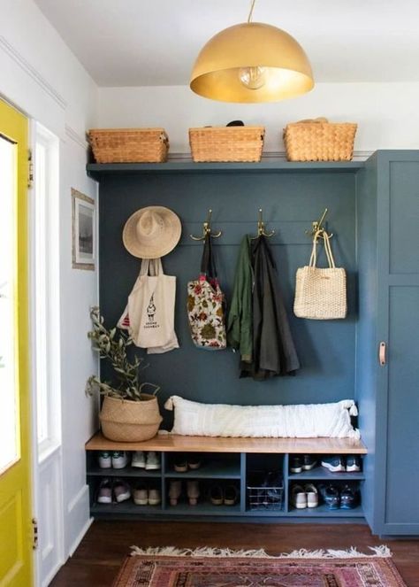 Vstupná Hala, Mudroom Decor, Mudroom Design, Hallway Designs, Home Entrance Decor, House Entrance, Blue Walls, Apartment Therapy, 인테리어 디자인