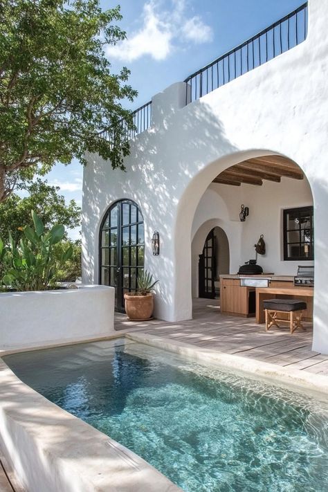 51 Gorgeous Spanish Houses You’ll Fall in Love With Courtyard House With Pool, House With Casita, House In Mexico Ideas, Small House Pool, Spain Villa Spanish Style, Spanish Home With Pool, White Spanish House, Beach Villa Exterior, Medditeranean House