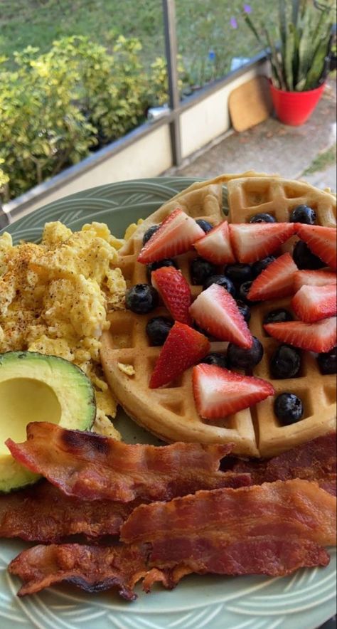 Healthy Waffles Toppings, Waffles And Eggs Breakfast, Cute Breakfast Ideas Aesthetic, Breakfast Ideas Pictures, Pancake Breakfast Aesthetic, Waffle Breakfast Ideas, Breakfast Ideas Waffles, Waffles And Eggs, Waffles And Fruit