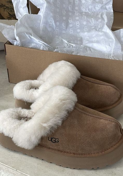 @annaastrup on ig Uggs Slippers, Preppy Kids Outfits, Fake Uggs, Cute Uggs, Slippers Outfit, Slippers Cute, Ugg Womens, Baby Uggs, Preppy Shoes