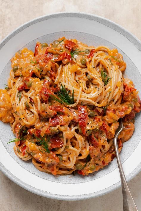 Creamy Sun-dried Tomato Pasta with Capers and Dill - delicious spaghetti dish with creamy vegan sun-dried tomato sauce. This pasta is a great dinner recipe by itself or you can your favorite protein! It's delicious with salmon, tofu, or any vegan meat you like. For this and other vegan pasta recipes, click through to my blog via the link! #veganpasta #pastarecipe Recipes With Dried Tomatoes, August Recipes Healthy, Healthy Noodles Recipes, Dinner Recipes Veggies, Sundried Tomato Spaghetti, Creamy Sundried Tomato Pasta, Vegan Summer Pasta, No Meat Recipes, Pasta With Capers