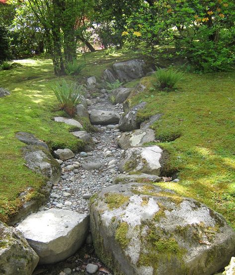 Dry Riverbed Landscaping, Backyard Stream, Garden Stream, Garden Japanese, Japanese Garden Landscape, Backyard Water Feature, Pond Landscaping, Waterfalls Backyard, Creek Bed