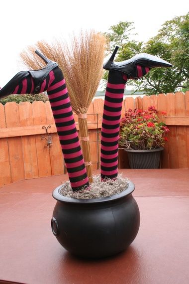 Homemade Crashed Witch ~ legs are made using pool noodles Witch Props, Pool Noodle Crafts, Hantverk Diy, Halloween Forum, Hallowen Ideas, Halloween Decor Diy, Witch Legs, Easy Halloween Decorations, Adornos Halloween