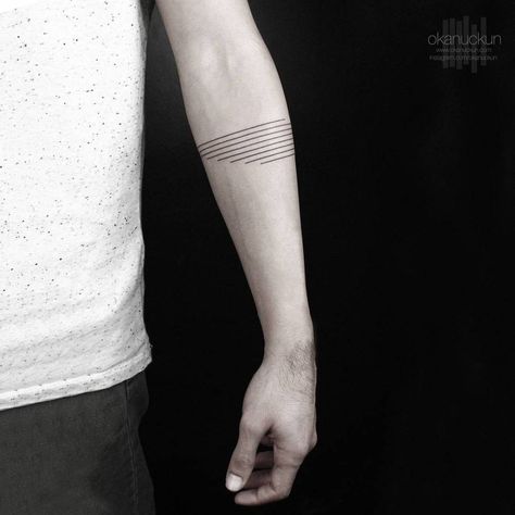 Minimalist armband tattoo on the left forearm. Tattoo Artist: Okan Uçkun Black Line Tattoo, Berlin Tattoo, Tattoo Band, Golden Arrow, Couple Tattoos Unique, Arm Band Tattoo, Tattoo Videos, Band Tattoo, Feather Tattoos