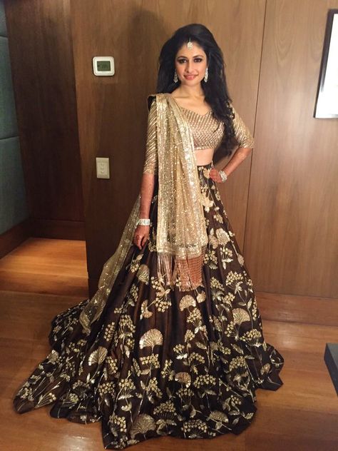 Embedded image Brown Lehenga Chocolate, Brown Colour Dress, Brown Lehenga, Pengantin India, Saree Bollywood, Pooja Sharma, Hina Khan, Lehenga Online, Engagement Ceremony