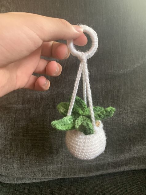 Mini Crochet Projects Gifts, Small Crocheting Projects, Beginner Crochet Plant, Things To Crochet Your Best Friend, Mini Hanging Plant Crochet Pattern, Crochet Small Things Ideas, Small Crochet Projects Beginner, Hanging Flower Crochet Pattern, Super Quick Crochet Gifts