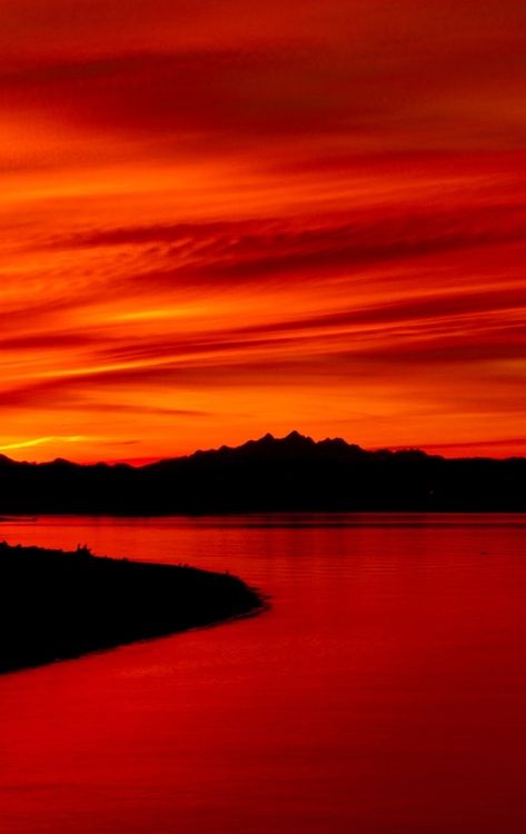 Red sunset i love how the lake lights up in red, I'd totally would want to have my first date here  with the love of my life Orangey Red Aesthetic, Pretty Red Pictures, Red Hour Sky, Red Sunset Aesthetic, Red Painting Aesthetic, Orange Red Aesthetic, Red Sky Painting, Red Sunset Painting, Red And Orange Sunset