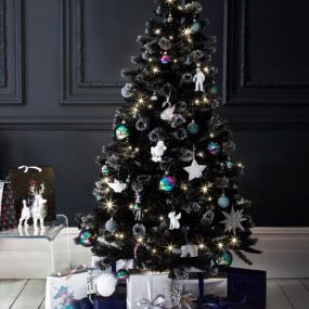 These 15 Black Bedrooms Will Add Just The Right Amount of Mystery To Your Home Natal, Black Xmas Tree, Black White Christmas Tree, Iridescent Christmas, Black Christmas Tree Decorations, White Xmas Tree, Full Christmas Tree, Black Christmas Decorations, Best Artificial Christmas Trees