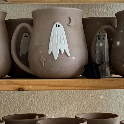 Halloween Bowls Ideas, Pumpkin Mugs Pottery, Diy Clay Cup, Ceramic Halloween Decorations, Autumn Ceramics Ideas, Ceramic Mug Shapes, Goth Pottery, Spooky Pottery, Halloween Pottery Ideas