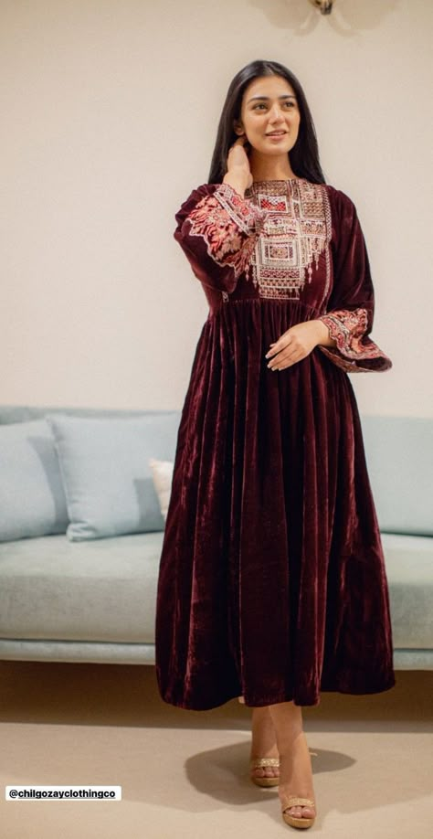 Velvet Frocks For Women, Latest Velvet Dresses, Velvet Suit Design, Lisa Or Lena, Afghani Clothes, Velvet Dress Designs, Stylish Short Dresses, Afghan Clothes, Pakistani Dresses Casual