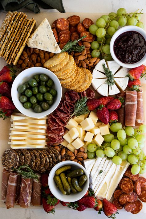 Holiday Cheese Boards, Beautiful Cheese Board, Pimento Cheese Recipes, Delicious Appetizer Recipes, Charcuterie Cheese, Cheese Party, New Year's Eve Recipes, Fruit Preserves, Charcuterie And Cheese Board