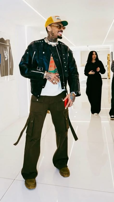 Chris Brown Street Style, Chris Brown Fits, Chris Brown Style Outfits, Rock Concert Outfit Men, Chris Brown Fashion, Brown Pics, Concert Outfit Men, Chris Brown Outfits, Chris Brown Style