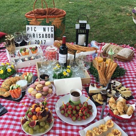 Pinterest Picnic, Preppy Picnic, Romantic Picnic Food, Fancy Picnic, Picnic Date Food, Romantic Picnic, Backyard Picnic, Picnic Inspiration, Summer Party Decorations