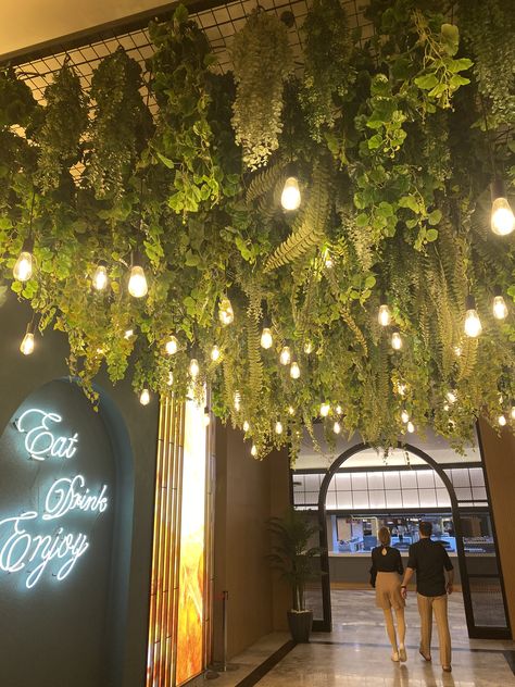 Green Ceiling Restaurant, Bar Renovation Ideas Restaurant, Hanging Plant Ceiling, Jungle Cafe Design, Greenery On Ceiling, Ceiling With Plants, Cafe Plants Interiors, Plant Ceiling Decor, Jungle Ceiling