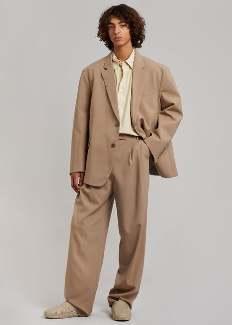 Beo Suit Pants - Latte Modern Suit Outfit Men, Suits Gloom, Mens Award Show Fashion, All Tan Outfit, Modern Groomsmen Attire, High Fashion For Men, Grunge Suit Men, Men’s Cocktail Attire For Wedding, Man Fashion 2024