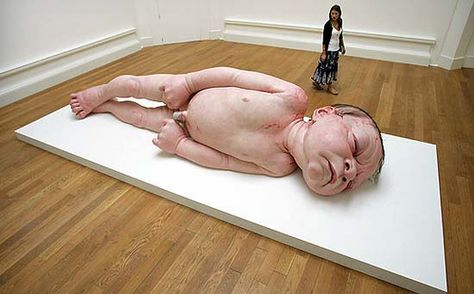 A very large newborn baby (sculpture) we were shown this in 2d today. it took everything in me not to show how grossed out i was. Photorealism, Hyperrealism, Ron Mueck, Hyper Realistic Paintings, Gallery Of Modern Art, Realism Art, Contemporary Fine Art, Human Condition, Heart Art