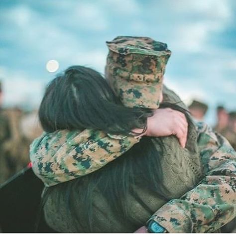 ♕pinterest : Black Pink ♕Instagram : @annisachan2603 Military Couple Pictures, Military Couple Photography, Military Boyfriend, Army Love Photography, Soldier Love, Military Relationships, Army Couple Pictures, Military Romance, Homecoming Pictures