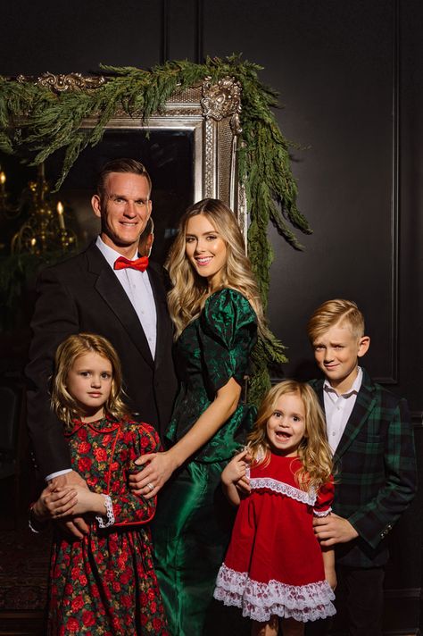 2019 Family Thrifted Christmas Photos - The Makerista Chicago Style Outfits Winter, Inside Christmas Photo Shoot Family, Outdoor Christmas Photoshoot Ideas Family, Christmas Picture Ideas For Family, Christmas Outfit Family, Christmas Outfits Family, Christmas Family Outfits, Christmas Photos Family, Thrifted Christmas