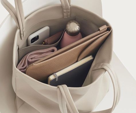 Pack My Work Bag, First Day Of Work Essentials, Inside Work Bag, What To Pack In Your Work Bag, Work Bag Necessities, Bag In Bag Organizing, Work Bag Contents, Work Bag Essentials List, Organize Work Bag