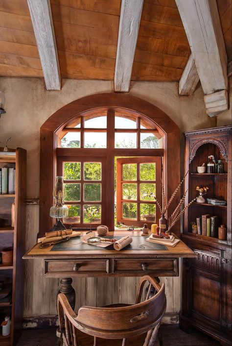 Hobbit House Interior, Hobbit Hole, Movie Set, Hobbit House, Summer Kitchen, The Lord Of The Rings, Cozy Cottage, Cozy Space, Dream House Decor