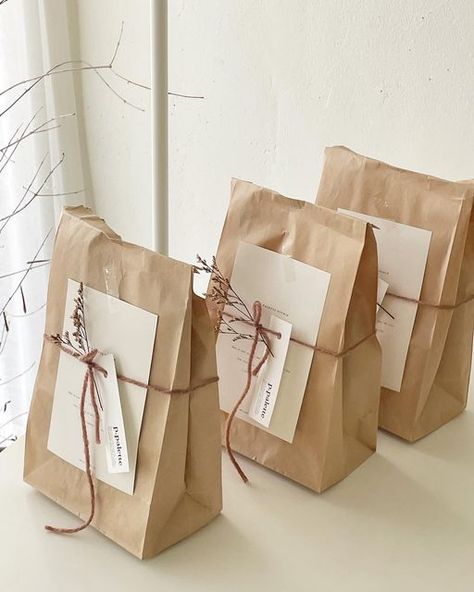 p.palette(green) on Instagram: "Random package 🧺🌾🤍" Wrap A Bag For Gift, Kraft Paper Bag Packaging Ideas, Gift Stand Ideas, Decorating Brown Paper Bags, Small Gift Bag Ideas, Sustainable Packaging Ideas, Pack Gift Ideas, Gift Packing Ideas, Paper Bag Packaging