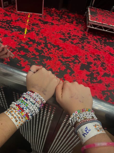 Louis Tomlinson Barricade, Barricade Concert, Louis Tomlinson Concert Aesthetic, Concert Manifestation, World Tour Aesthetic, Lou Core, Louis Tomlinson Aesthetic, Louis Tomlinson Concert, Fangirl Aesthetic