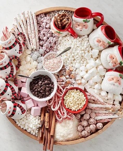 Party Food Platters, Charcuterie Recipes, Hot Chocolate Bars, Christmas Brunch, God Mat, Christmas Party Food, Christmas Snacks, Christmas Cooking, Idee Pasto Sano