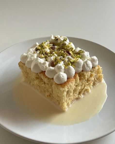 Pistachio Cake Aesthetic, Cake Tres Leches, Tres Leches Cake Aesthetic, Tres Leches Cake Design, Pistachio Tres Leches Cake, Pastel Tres Leches, Pistachio Cake Recipe, Pistachio Dessert, Tres Leches Cake Recipe