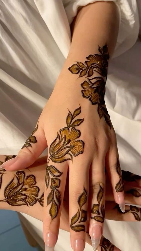 mehndi New Latest Mehndi Design, Beautiful Simple Mehndi Design, Cute Henna Tattoos, Henna Inspo, Arabic Henna Designs, Henna Tattoo Designs Hand, Simple Henna Tattoo, Latest Henna Designs, Simple Mehndi Designs Fingers