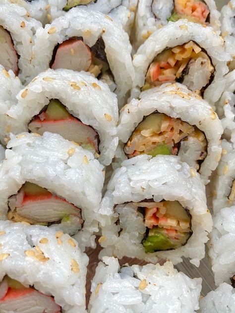 California Rolls Aesthetic, California Roll Sushi Aesthetic, California Roll Aesthetic, Sushi Rolls Aesthetic, California Sushi Rolls, Sushi California Roll, Sushi Pictures, California Roll Sushi, Food Calories List