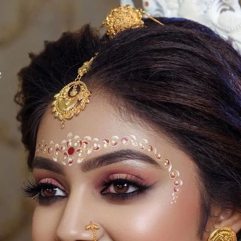 Unique Bengali Bride Look, Bengali Bride Kolka Design, Bridal Kolka Design, Bengali Bride Look, Bengali Bride Makeup, Bride Makeup Look, Kolka Design, Fabric Paint Shirt, Dream Marriage