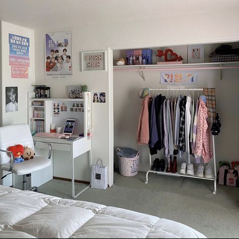 Minimalist Kpop Bedroom, Kpop Room Aesthetic, Bts Room, Army Room Decor, Kpop Room, Study Room Decor, Indie Room, Minimalist Room, Teen Bedroom Decor