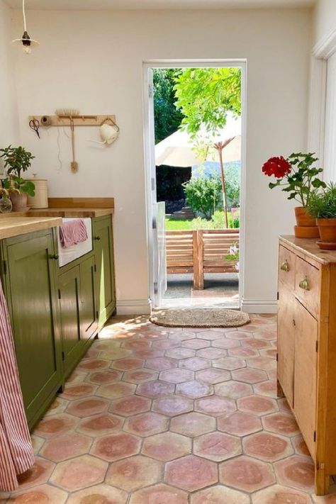 Farrow And Ball Kitchen, Country Style Interiors, Painted Cupboards, Best White Paint, Farrow And Ball Paint, Gorgeous Interiors, Green Paint Colors, Country Interior, Kitchen Paint Colors