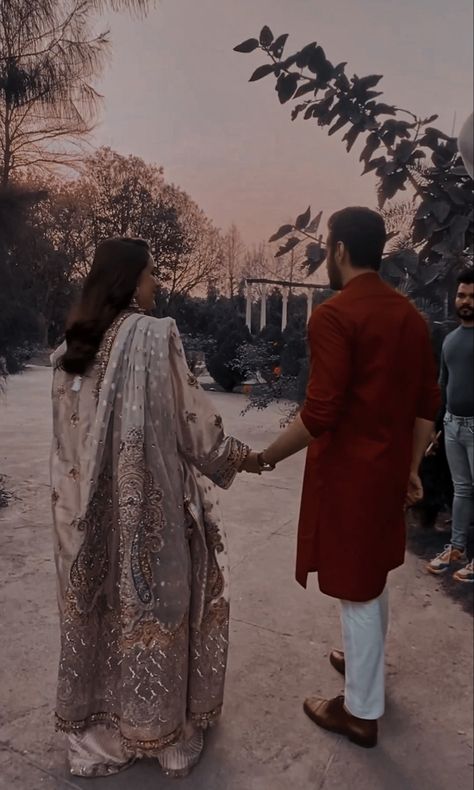 Meerasim Aesthetic, Nikah Decor, Aesthetic Usernames, Tere Bin, Pakistani Women Dresses, Yumna Zaidi, Bride And Groom Outfits, Couple Pic, Pakistani Drama