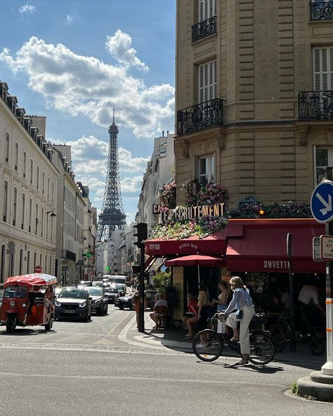 Paris 🥂🖤 Moving To Paris Aesthetic, Paris Trip Aesthetic, Living In Paris Aesthetic, Paris Lifestyle Aesthetic, Paris Travel Aesthetic, Aesthetic City View, Vintage Paris Aesthetic, Paris Aesthetics, Paris Mood Board