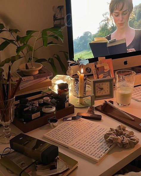 Dekorasi Kamar Tidur, Desk Inspo, Romanticizing School, Pretty Room, 2022 Vision Board, Romanticizing Life, Dreamy Room, Study Aesthetic, Study Inspo