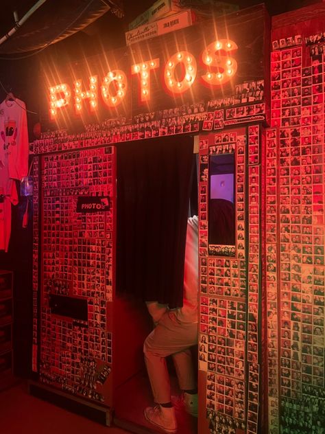 Retro Photobooth, Vintage Photobooth, Smirnoff Red, Red Party, Retro Party, Red Rooms, Party Venues, Dark Night, Retro Vibe