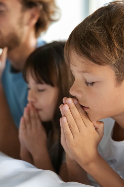 Prayer Family, Family Bible, Family Prayers, Praying Together, Godly Family Aesthetic, Praying For Family, Praying Family Pictures, Pray For Family, Family Praying Together