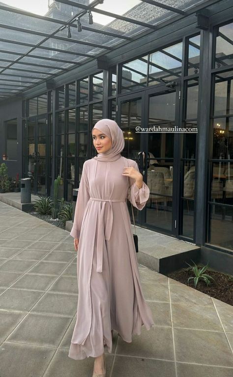 Long Dress Hijab Bridesmaid, Dress Kondangan Hijab Simple, Dress Kondangan Hijab, Lebaran Outfit, Gaun Dress, Dress Muslim Modern, Beige Maxi Dresses, Dress Kondangan, Modern Hijab Fashion