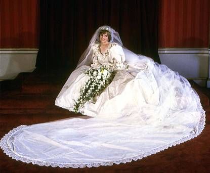 Diana Princess of Wales picture in her wedding dress which was designed by David and Elizabeth Emanuel Princess Diana Facts, Most Expensive Wedding Dress, Princess Diana Wedding Dress, Diana Wedding Dress, Famous Wedding Dresses, Expensive Wedding Dress, Princess Diana Wedding, Stars D'hollywood, Prins William