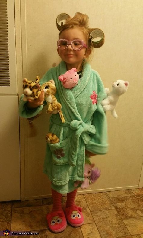 Stephanie: My 4 year old daughter Ava Grace dressed as the Crazy Cat Lady. She is an avid cat lover! We used a bathrobe and slippers we already had. We attached... 2023 Costume Trends, Work Costume Ideas, Kid Costume Ideas, Girls Halloween Costumes For Kids, Crazy Cat Lady Halloween Costume, Dnd Costume, Crazy Cat Lady Halloween, Crazy Cat Lady Costume, Costumes Faciles