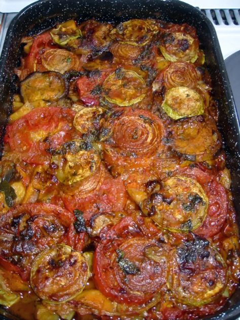 Makedonska turli tava/djuvec - Coolinarika Cooking Healthy Dinner, Pasties Recipes, Macedonian Food, Bosnian Recipes, Roasted Tomato Sauce, Tarte Fine, Dutch Oven Cooking, Serbian Recipes, Salty Foods