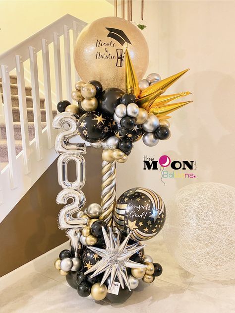 Grad Balloon Centerpiece, Ballons Center Piece, Ballon Graduation Ideas, Balloon Towers For Graduation, Graduation Balloon Columns Ideas, Graduation Balloon Bouquet Ideas, Balloon Bouquet Graduation, Black And Gold Graduation Centerpieces, Balloon Over Broadway