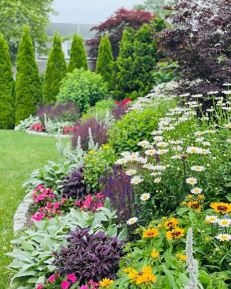 Dream Garden Backyards, Front Lawn Landscaping, Backyard Flowers, Fall Garden Vegetables, Cottage Garden Design, Recycled Garden, Wildflower Garden, Garden Borders, Perennial Garden