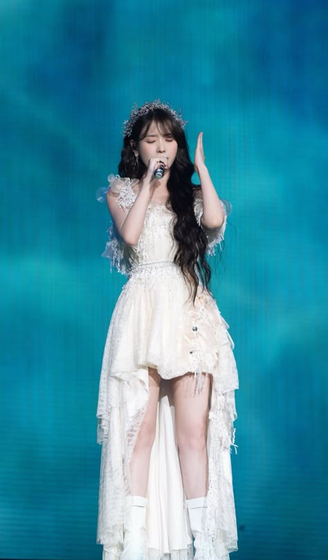 Female Concert Outfits, White Dress Stage Outfit, Female Kpop Idols Stage Outfits, Iu Stage Outfits, Soobin Fashion, Jazz Concert Outfit, Iu Concert Outfit, Jinne Kim, Iu Outfits