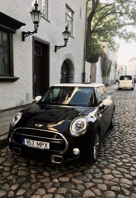 Black Mini Cooper, Cooper Car, Carros Vintage, مرسيدس بنز, Mini Copper, First Cars, Mini Coopers, Lovely Car, Car Goals